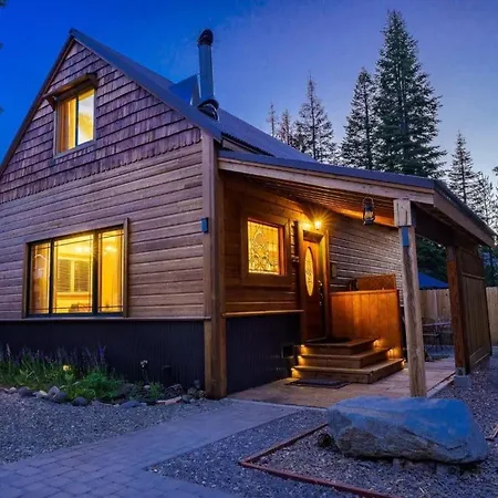 Villa Pine Lantern Retreat